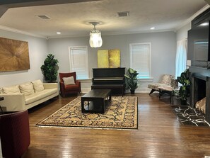 Smart TV - Modern Comfort Minutes from Downtown & Universities ! Walk to Dining & Nightlife (Houston)