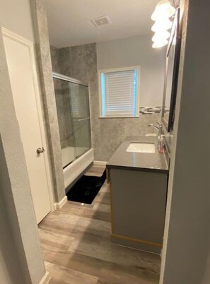 Bidet, serviettes fournies, savon, papier de toilette