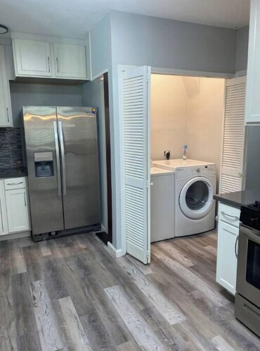 Modern Comfort Minutes from Downtown & Universities ! Walk to Dining & Nightlife