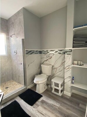 Bidet, serviettes fournies, savon, papier toilette