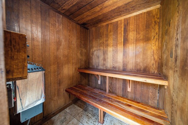 Sauna - Gorgeous 1-bedroom condo with AC, WiFi in peaceful Kihei. Luana Kai B110 (Kihei)