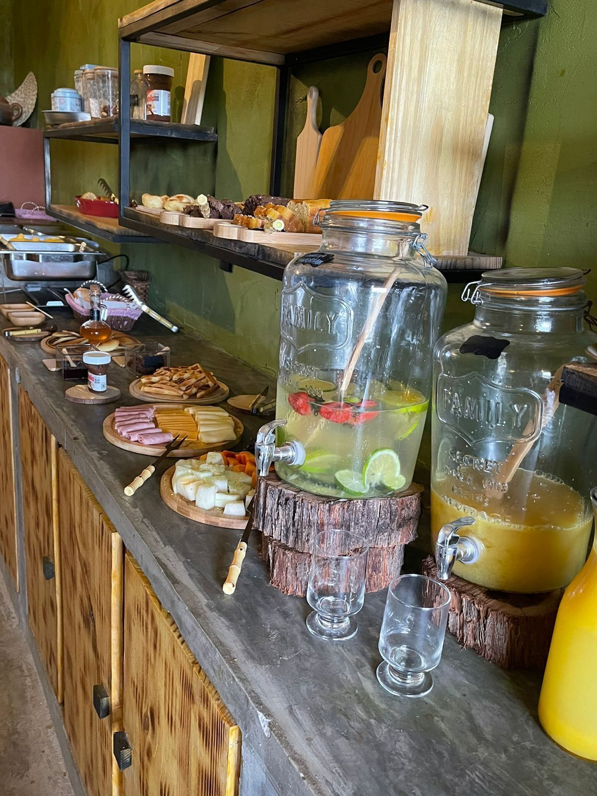 Café da manhã com buffet grátis todos os dias