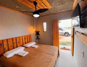 Quarto duplo conforto, varanda, vista para o jardim | Ferros/tábuas de passar roupa