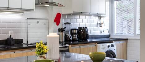 Kylskåp, mikrovågsugn, ugn och spishäll