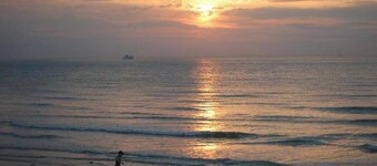Apartment with 180-degree sea view, Calais beach 200 meters away.