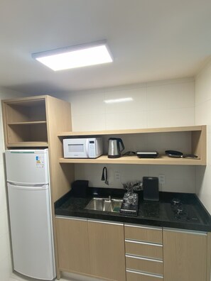 Frigorífico, microondas, placa de cocina y hervidor eléctrico