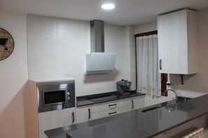 Private kitchen - Burgos Contempla Centro Histórico Frente al Arco Santamaría y Catedral (Burgos)