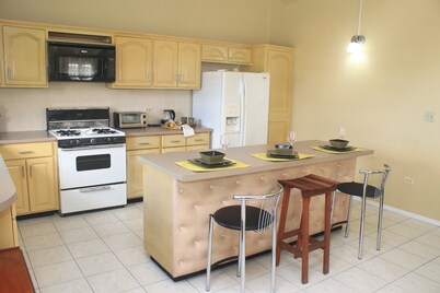 Large 2-bedroom apartment in Saint John's with A/C and close to the city center.