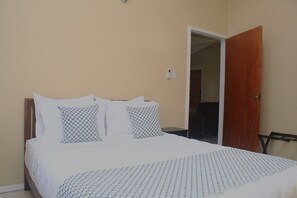 2 bedrooms, desk, iron/ironing board, WiFi