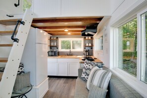 Fridge, microwave, coffee/tea maker, cookware/dishes/utensils - 'The Chardonnay Chalet' Defiance Studio Trail! (Defiance)