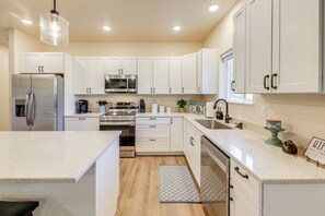 Fridge, microwave, oven, stovetop - Family-Friendly Florence Home: 3 Mi to the Coast! (Florence)