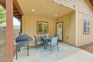 Outdoor dining - Family-Friendly Florence Home: 3 Mi to the Coast! (Florence)