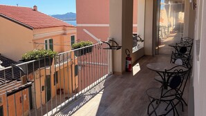 Unclassified image, 5 of 33, button - Maison Madeleine (La Maddalena)