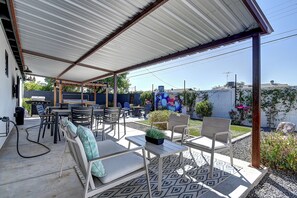 Outdoor dining - So Scottsdale Modern Bungalow w/ 6 Bdrms! (Scottsdale)