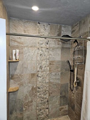 Séchoir à cheveux, serviettes fournies, savon, shampooing