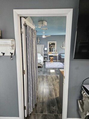 1 sovrum, skrivbord, strykjärn/strykbräda och gratis wi-fi