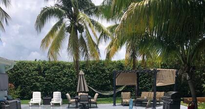 Comfy Luxury Studio Apt. Has it all ! Close to Everything .