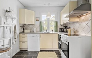 Kjøleskap, kokeplater, oppvaskmaskin og kaffetrakter/tekoker