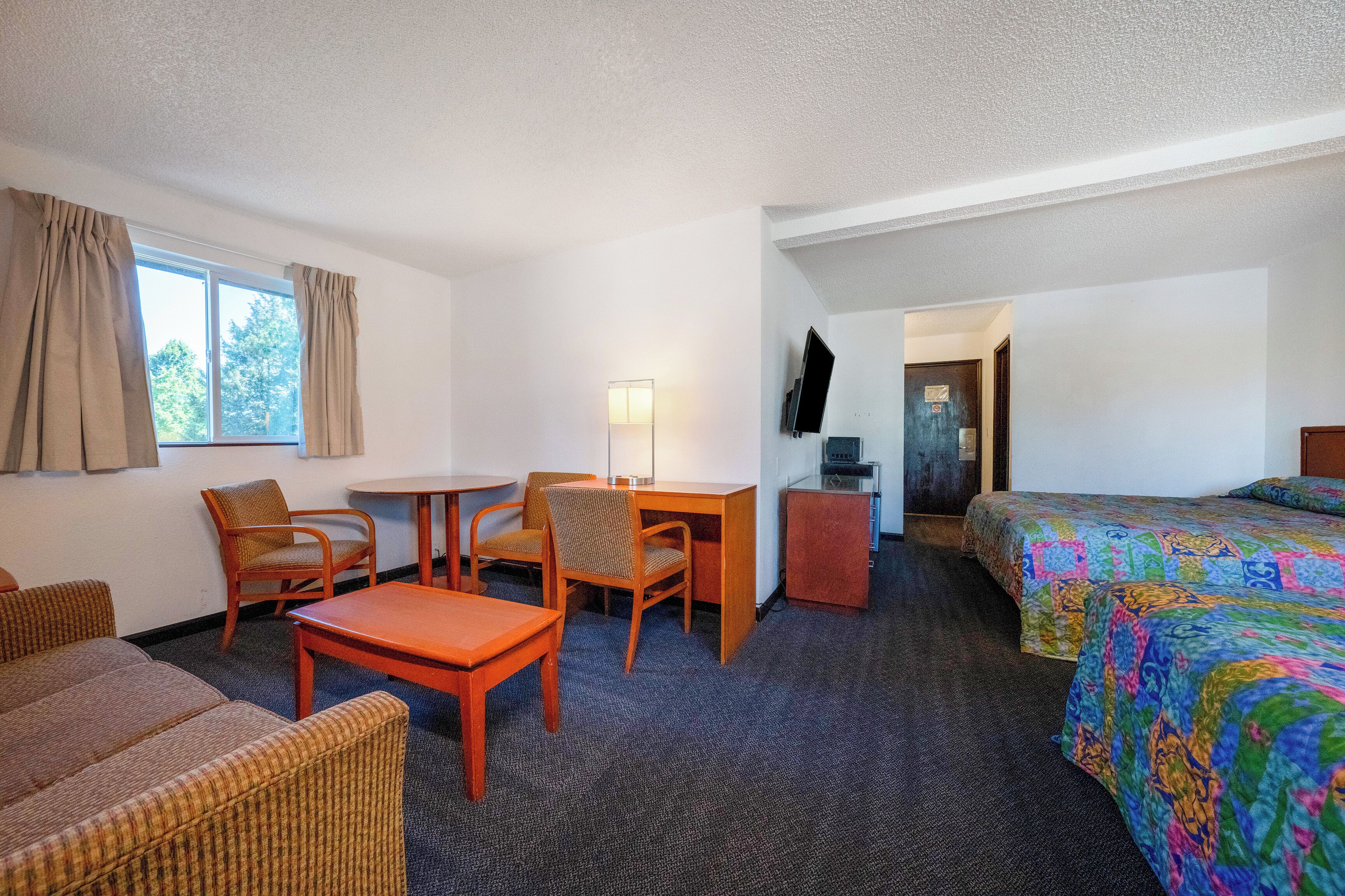 2 King Bed | Meja kerja, setrika/meja setrika, Wi-Fi gratis, dan seprai linen