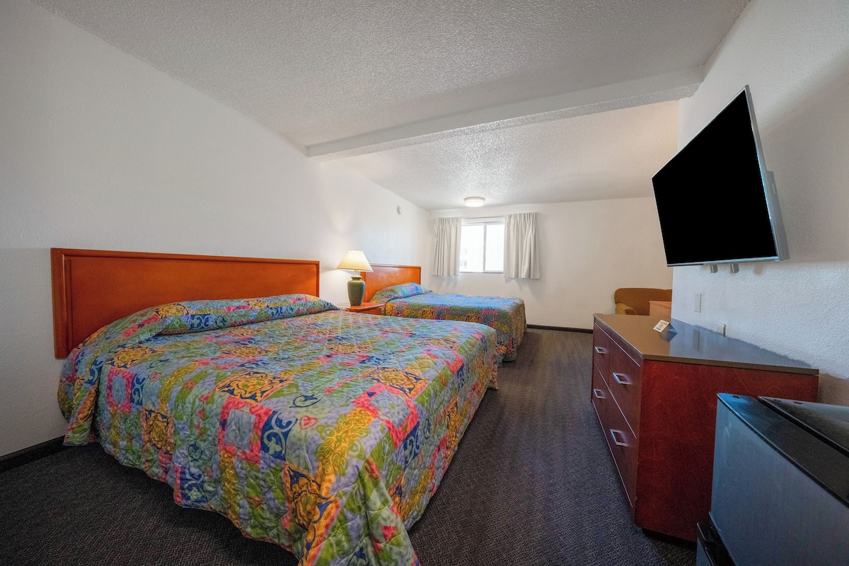 2 King Bed | Desk, iron/ironing board, free WiFi, bed sheets
