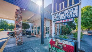 A building with a stone pillar and a sign indicating free wifi and cable rates. - Unicorn Inn by OYO Portland (Portland)