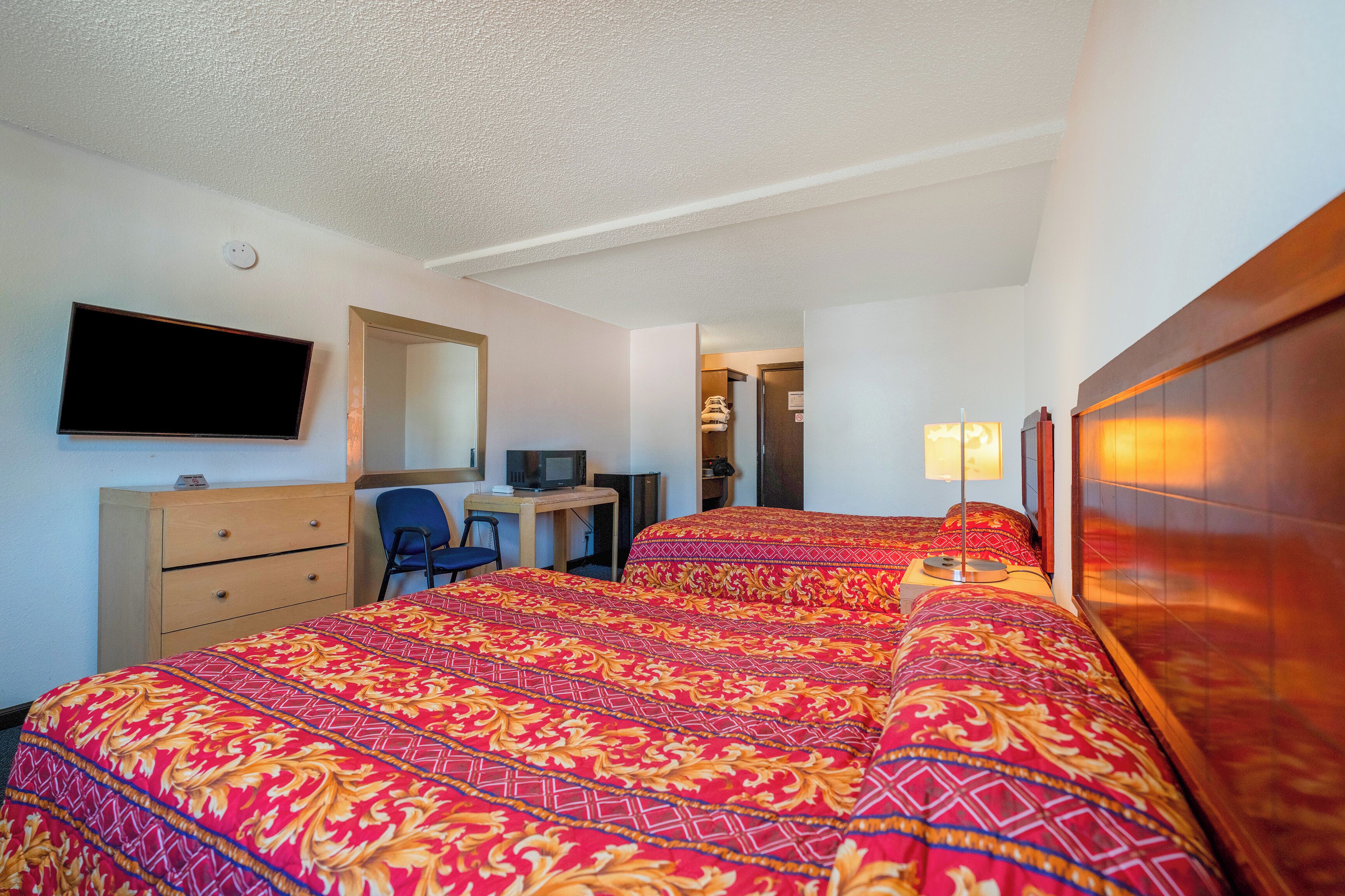 Kamer, 2 queensize bedden | Een bureau, een strijkplank/strijkijzer, gratis wifi, beddengoed