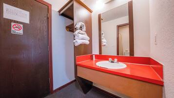 Chambre, 1 très grand lit | Salle de bain | Articles de toilette gratuits, serviettes fournies