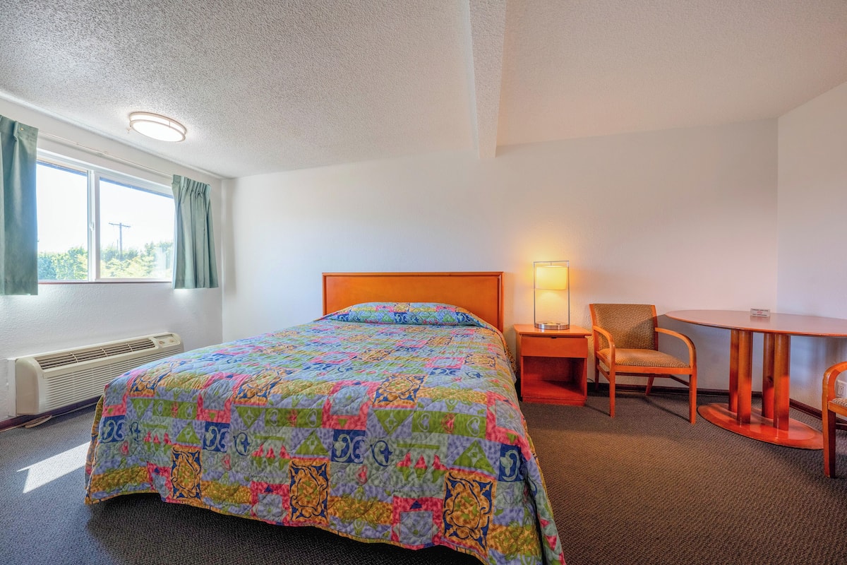 Room, 1 King Bed | Desk, iron/ironing board, free WiFi, bed sheets