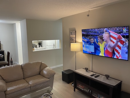 Smart TV. Cozy Condo close to LRT, Stadium and Expo Center.