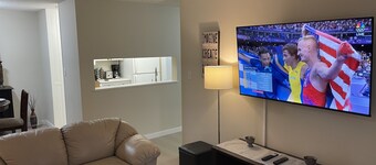 Cozy Condo close to LRT, Stadium and Expo Center.