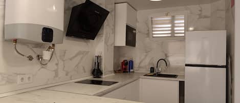 Frigorifero, microonde, forno, piano cottura