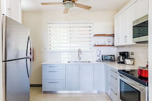 Refrigerador, microondas, horno, placa de cocina