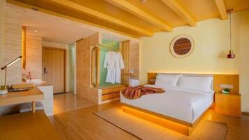 Una habitación de hotel moderna con una cama grande, un escritorio y un espejo.