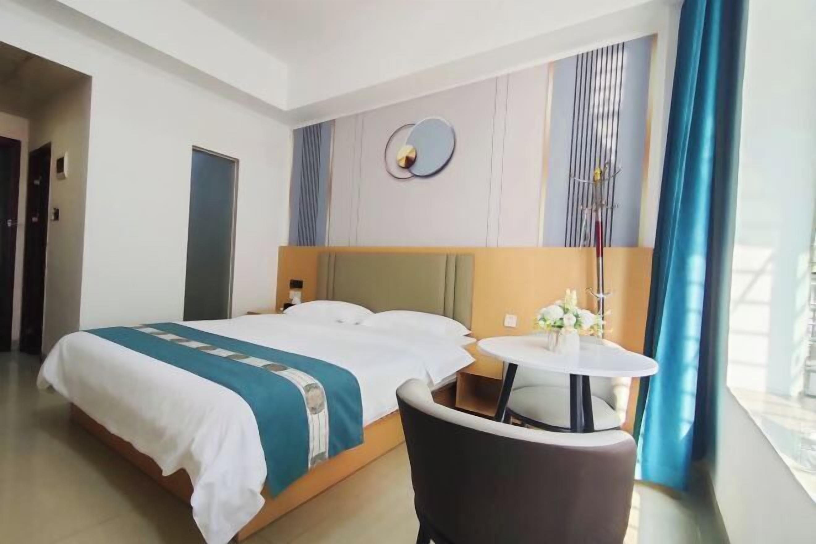 Una habitación de hotel con una cama, una mesa redonda y una silla.