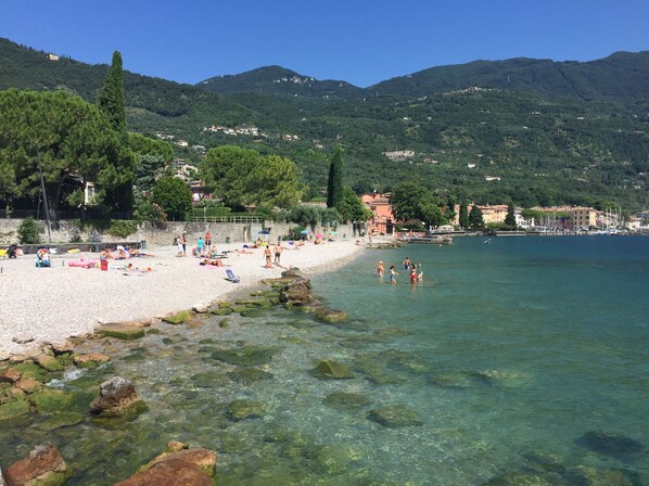 بالقرب من الشاطئ