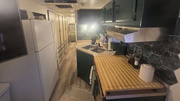 Kühlschrank, Mikrowelle, Wasserkocher, Kochgeschirr/Geschirr/Besteck