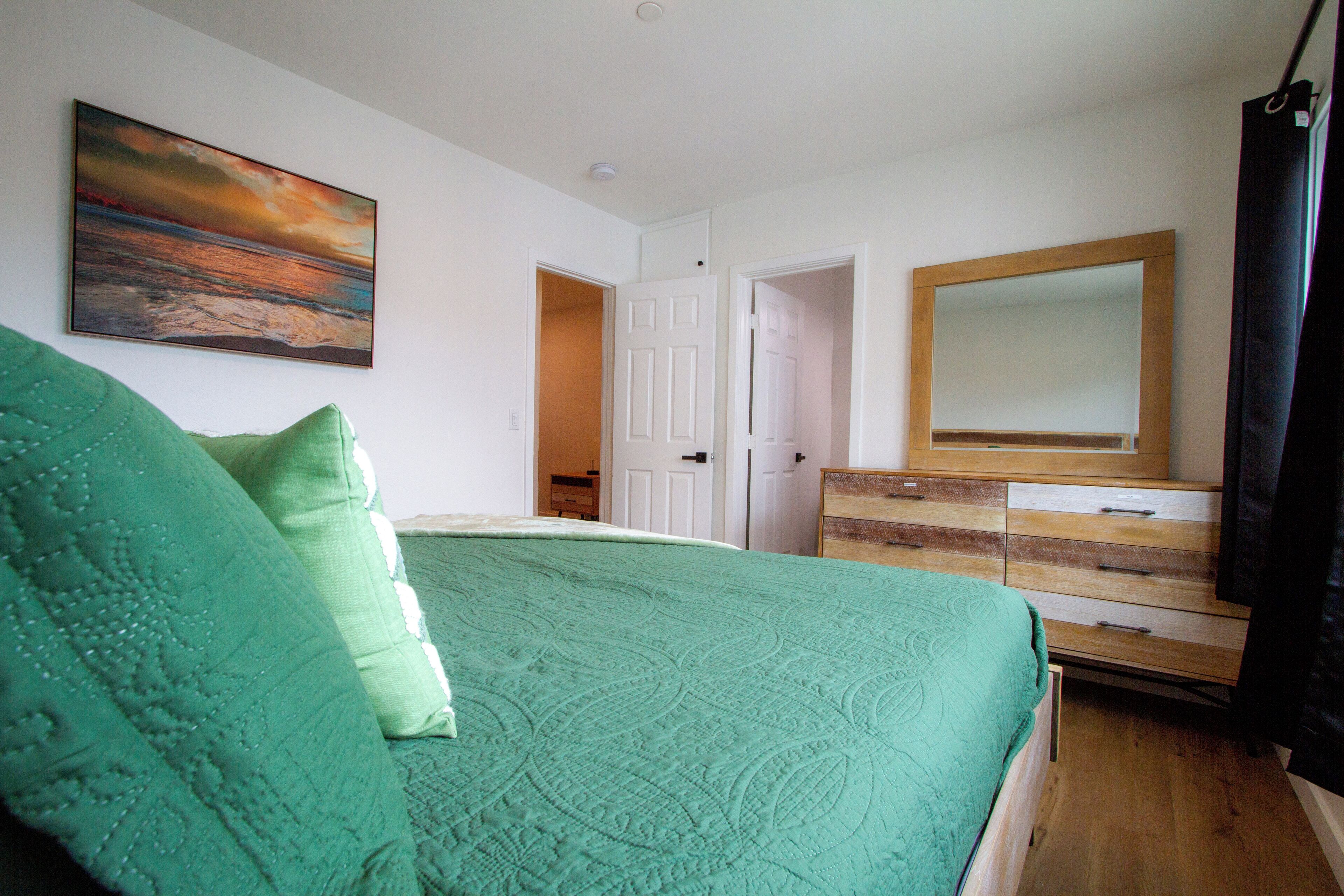 3-bedroom apartment in awesome Long Beach with AC, WiFi, 1Parking Garage!
