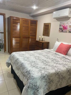 1 habitación, tabla de planchar con plancha, wifi gratis y ropa de cama 