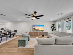 Living area - 20th Phoenix (Phoenix)