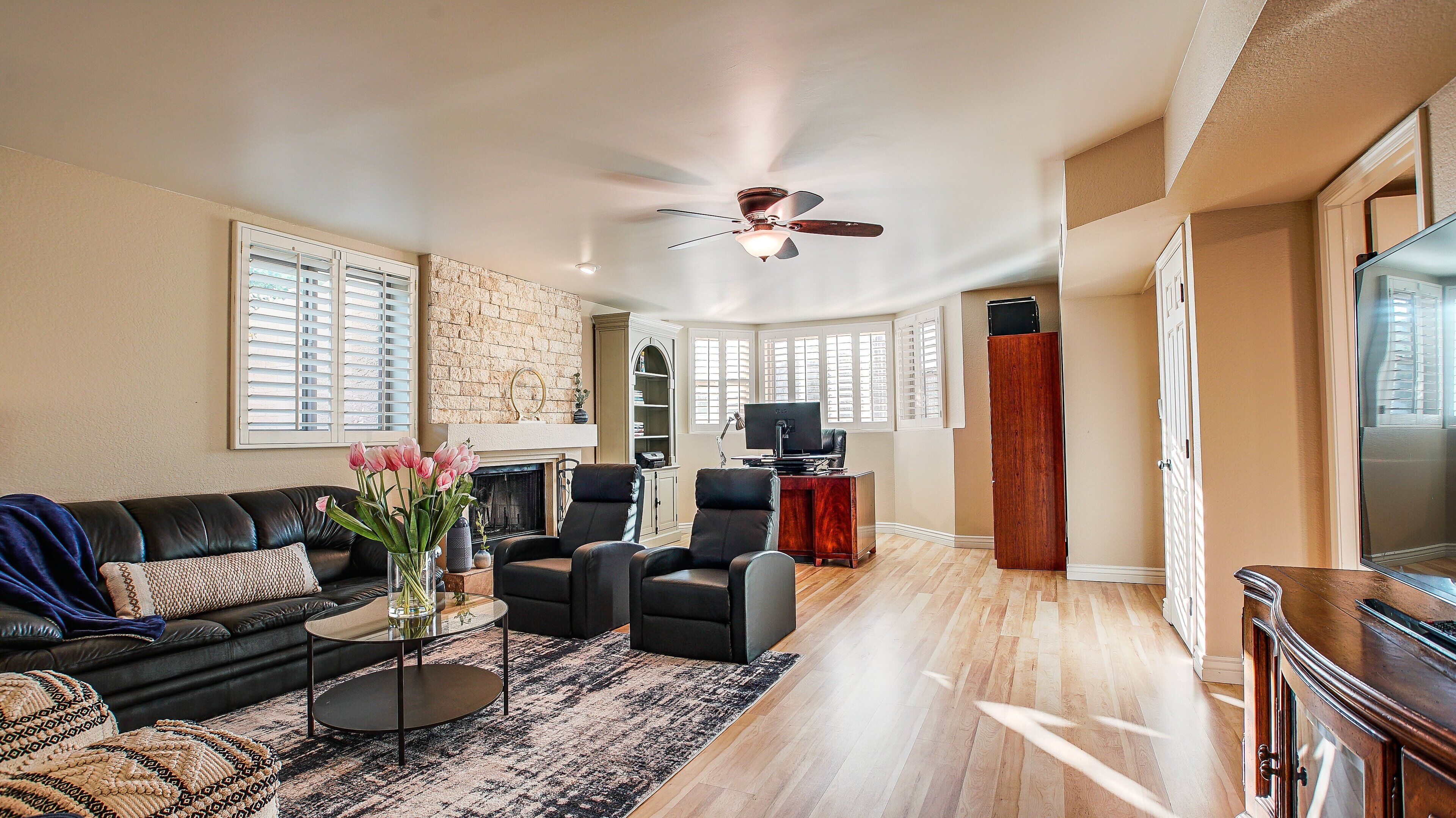 House, Multiple Beds, Pool Access, City View (60th Scottsdale) | Living area | Fireplace, MP3 dock