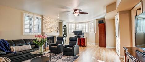 House, Multiple Beds, Pool Access, City View (60th Scottsdale) | Living area | Fireplace, MP3 dock