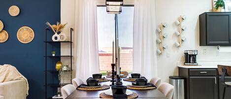 Hus, flere senger, adgang til basseng, fjellutsikt (69th Glendale) | Spiseområde