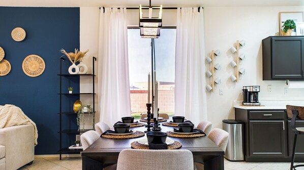 獨棟房屋, 多張床, 可使用泳池, 山景 (69th Glendale) | 用餐區