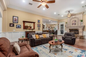 Hus, flere senger, adgang til basseng, byutsikt (70th Mesa) | Oppholdsområde | Peis og MP3-dokkingstasjon