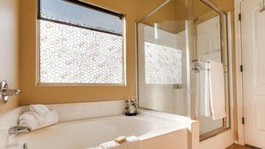 Casa, varias camas, acceso a la alberca, vista a la montaña (120th Avondale) | Baño | Amenidades de baño de diseñador, toallas, papel de baño 