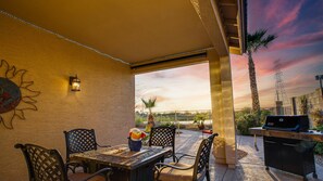 Casa, varias camas, acceso a la alberca, vista a la montaña (120th Avondale) | Restaurante al aire libre
