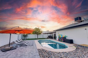 Una piscina al aire libre
