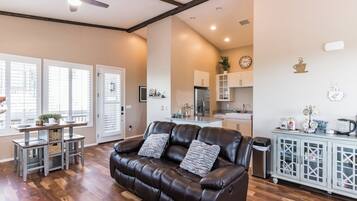 Nhà, nhiều giường, sân hiên, quang cảnh núi (Elk Rim 1156 Pine) | Khu phòng khách | Lò sưởi