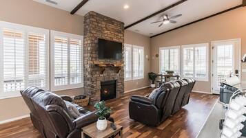 House, Berbilang Katil, Patio, Mountain View (Elk Rim 1156 Pine) | Ruang tamu | Pendiangan