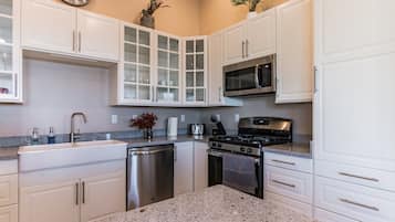 Nhà, nhiều giường, sân hiên, quang cảnh núi (Elk Rim 1156 Pine) | Bếp riêng | Dụng cụ pha cà phê/trà